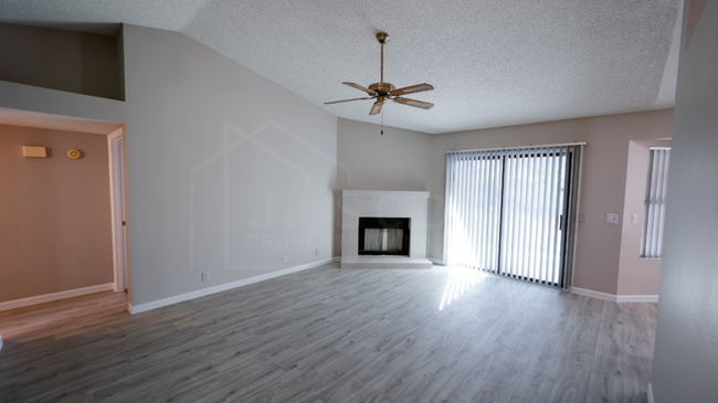 Building Photo - Spacious 3-Bedroom Glendale Home with Mode...