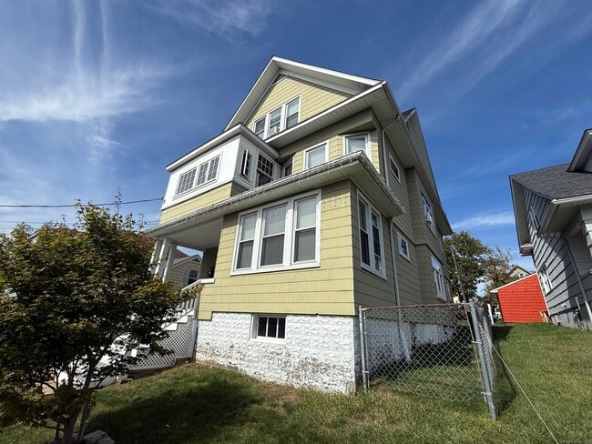 Building Photo - 556 Hawley Ave
