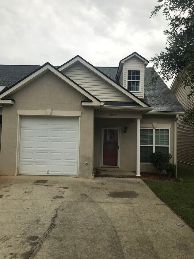 Foto principal - 3 Bedroom 2 Bath Townhome off Stevens Cree...