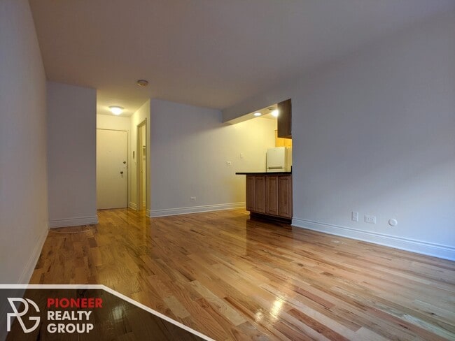 Building Photo - 531 W Aldine Ave
