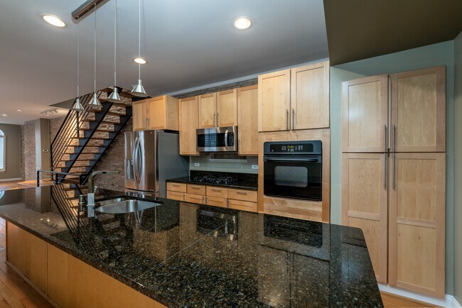 Building Photo - 800 S Ellwood Ave