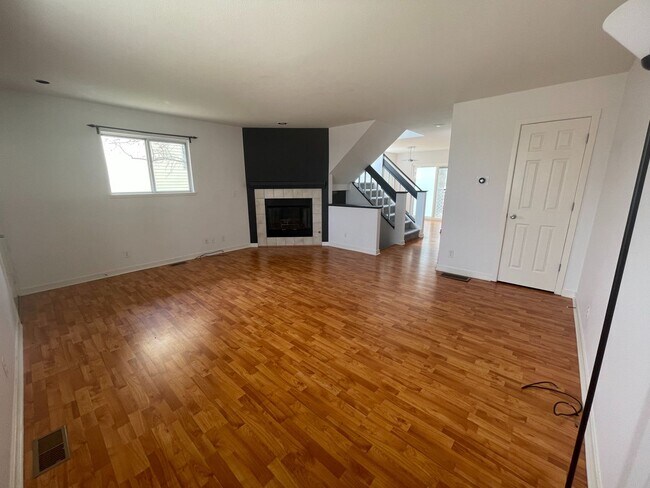 Building Photo - 3BD/2.5BA Townhouse w/ Covered Parking & B...