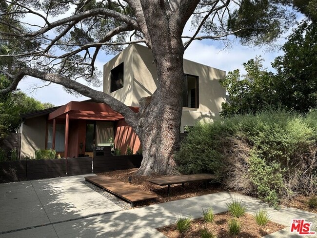 Foto del edificio - 2545 Kelton Ave
