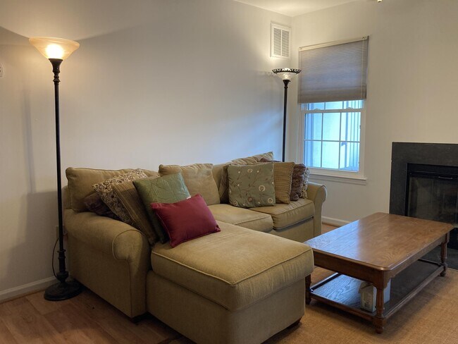 Building Photo - 105 Waters Edge Dr