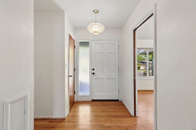 Building Photo - 4 Bedroom 3 Bathroom in Central Davis - Immediate Move-In