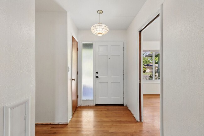 Foto del edificio - 4 Bedroom 3 Bathroom in Central Davis - Immediate Move-In