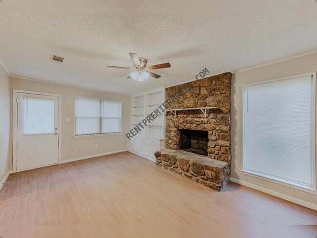 Foto del edificio - 7315 Russwood Ln E