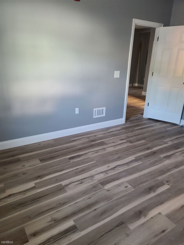 Building Photo - 2 br, 1 bath 4plex - 137 Washington Street 2R