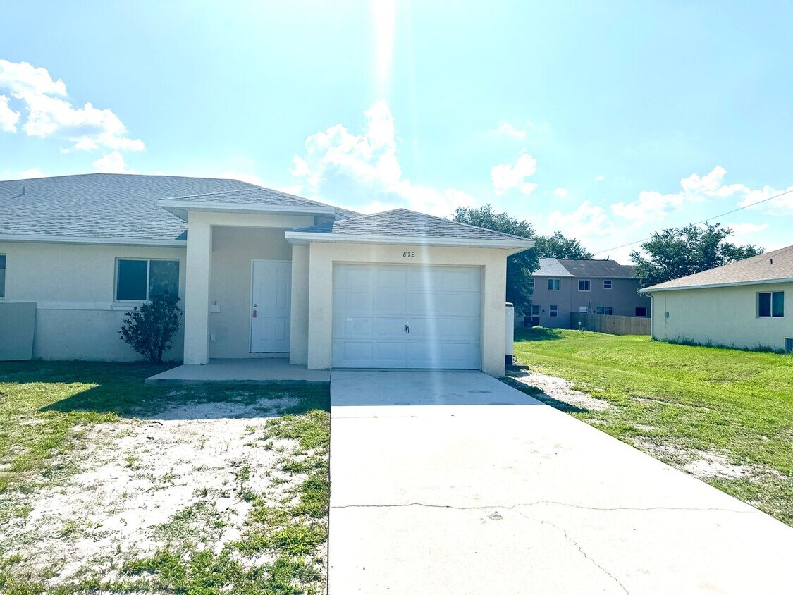 Primary Photo - 2 Bedroom + Den, 2 Bath Duplex!
