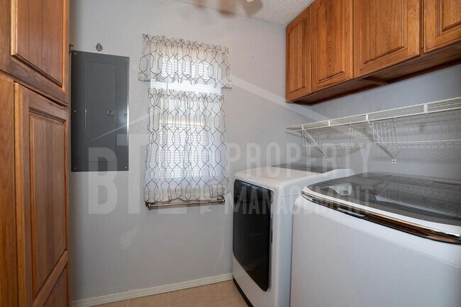 Foto del edificio - Great Condo near the Lake!