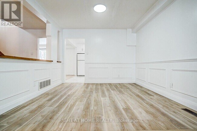 Building Photo - 35 Snowshoe Crescent