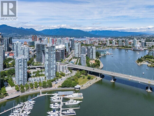Photo du bâtiment - 1067 Marinaside Crescent
