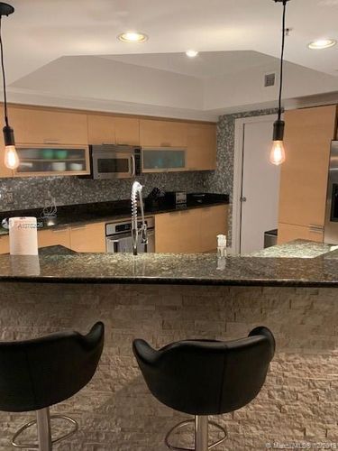 Foto del edificio - 14951 Royal Oaks Ln