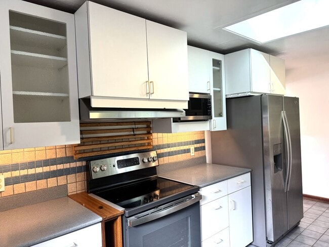 Building Photo - Aina Haina - Renovated 4 bedroom, 2 bath single family home