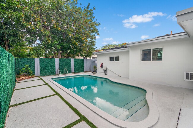 Foto del edificio - 904 SE 13th Ct