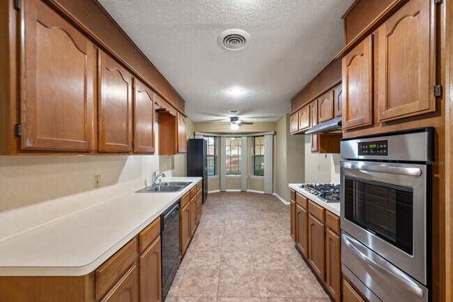 Building Photo - 1716 Ellington Dr