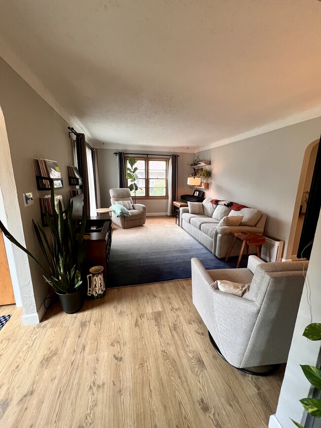 Building Photo - 1266 Draper Ave