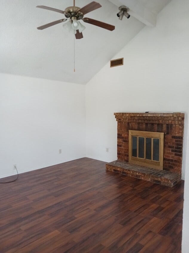 Foto del edificio - 900 Old Barn Ln