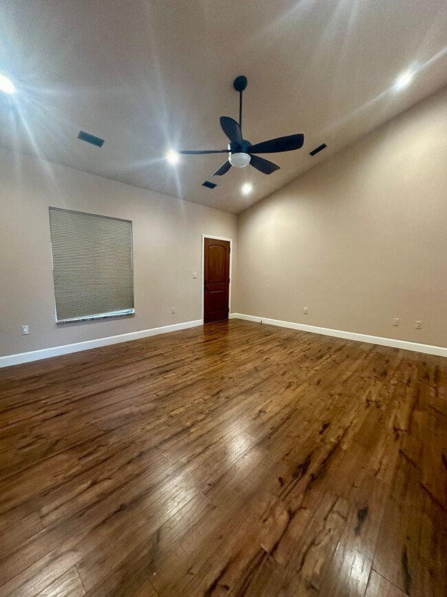 Building Photo - 1250-MF2-IO