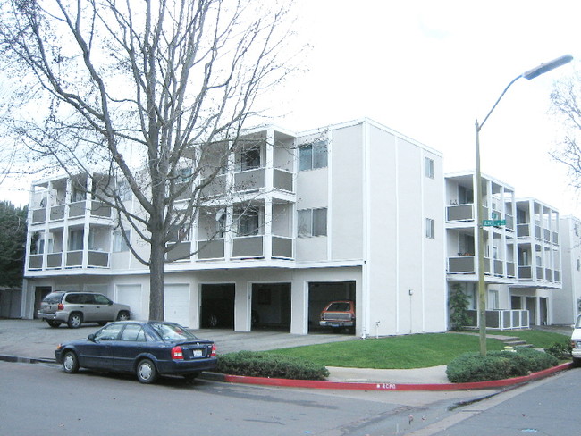 Building Photo - 690 Leahy St