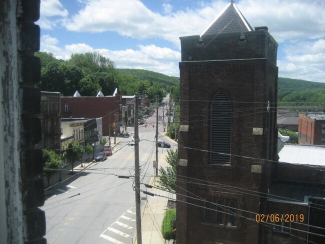 Building Photo - 216 E Main St