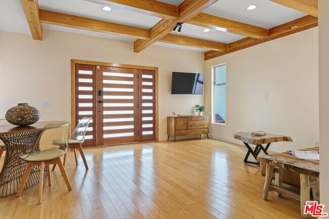 Foto del edificio - 621 Rose Ave