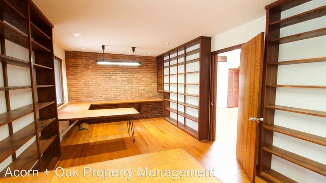 Building Photo - 5 br, 3 bath House - 604 Brookview Drive