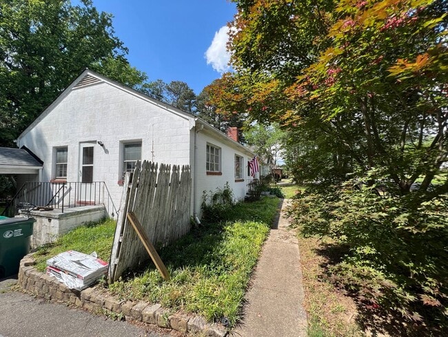 Building Photo - Adorable 2bdrm/1bth Ranch Style Home Conve...
