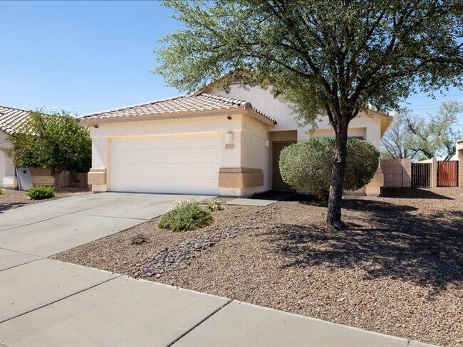 Building Photo - 4 bedroom 2 bath