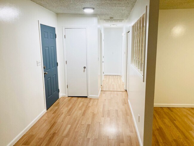 Building Photo - Clean & Fresh!