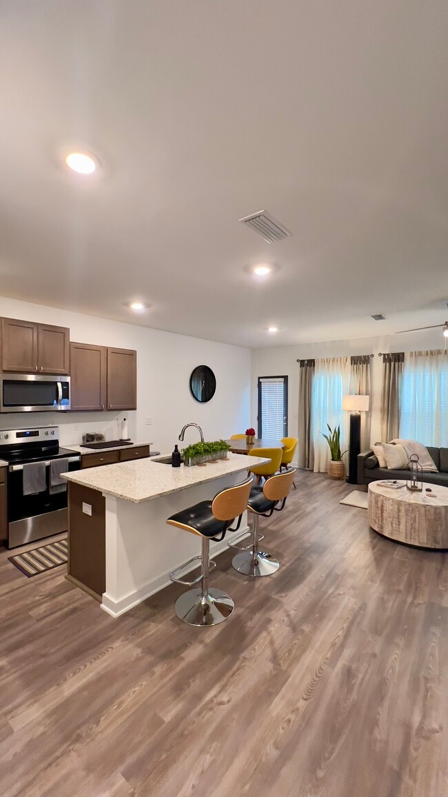 Building Photo - 395 N Gay Ave