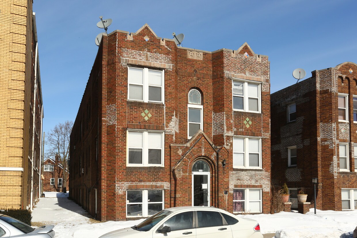 Primary Photo - 13330 --13340 Leonard St
