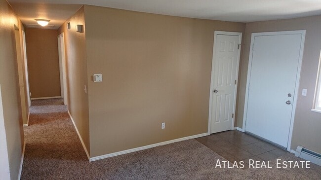 Building Photo - 910 Bishop Ct