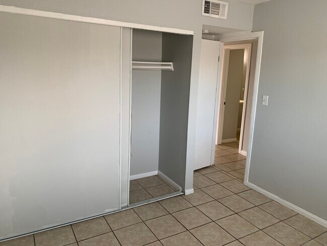 Building Photo - 2780 Menlo Square Dr