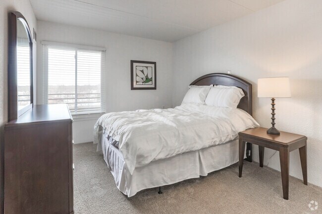 1 BR, 1 BA - 811 SF - Green Hill