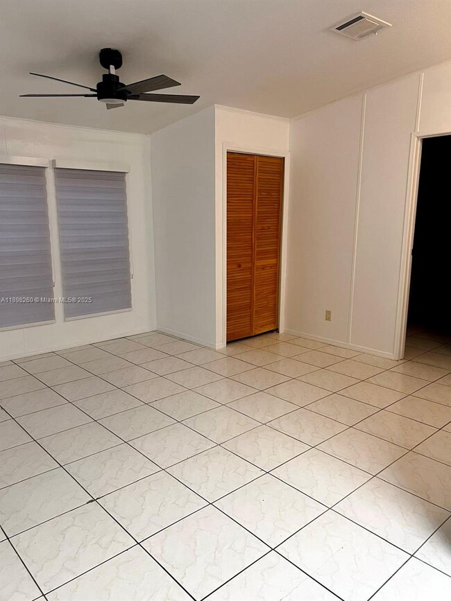 Foto del edificio - 5904 Sussex Dr