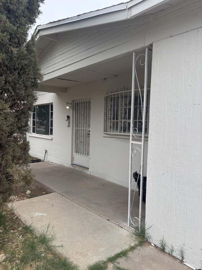Building Photo - 604 Cortez Dr
