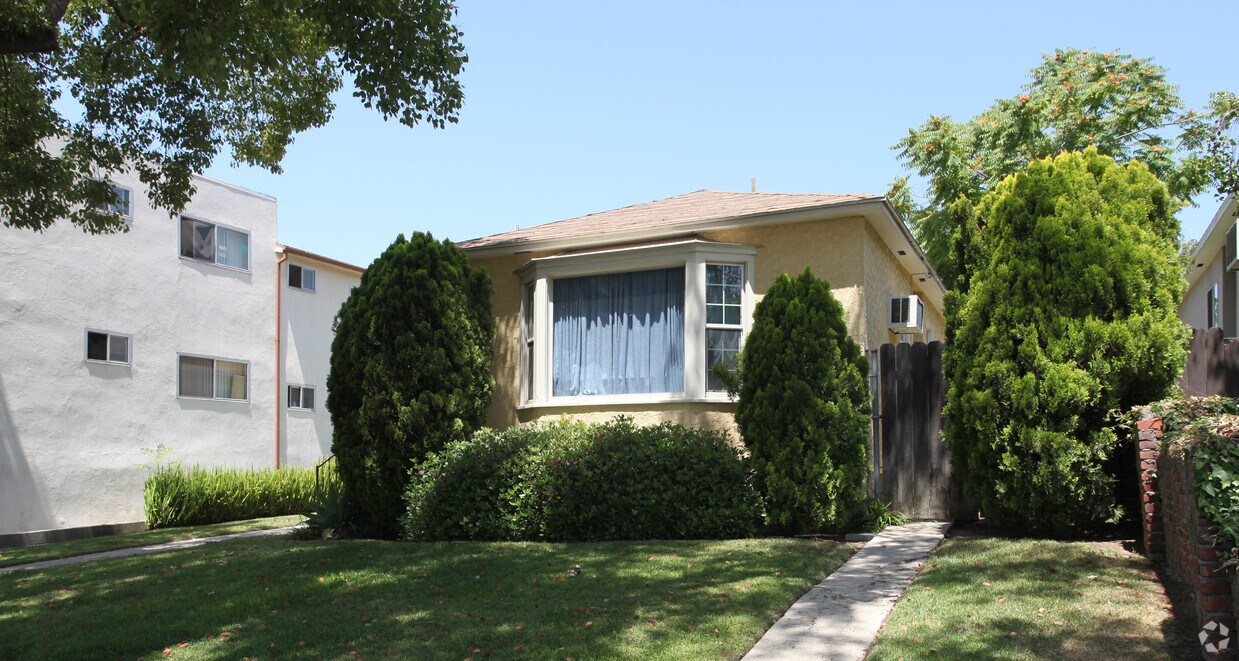 Building Photo - 635 E Providencia Ave
