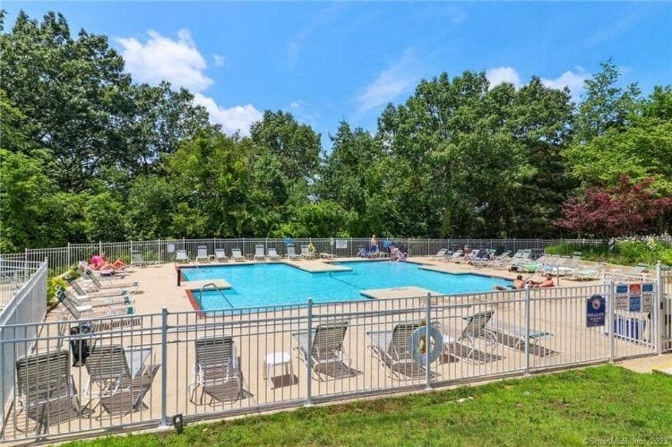 Pool tennis courts spa gym - 20 Carriage Crossing Ln (Middletown, CT)