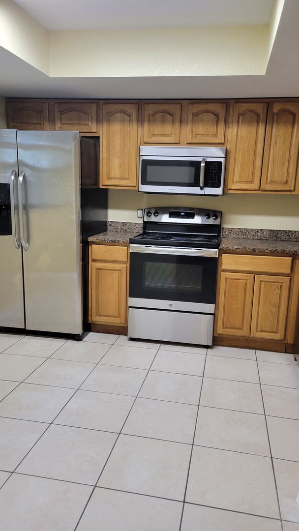 Building Photo - Annual unfurnished 2/1 half duplex in Sara...