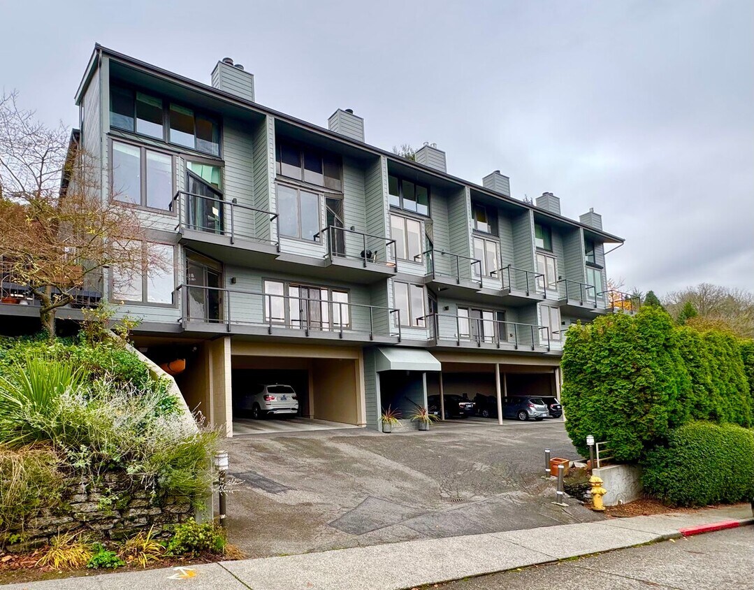 Foto principal - Queen Anne Townhome-Style Condo