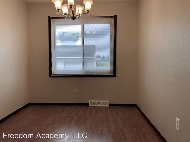 Building Photo - 215-217 Edgewood Dr