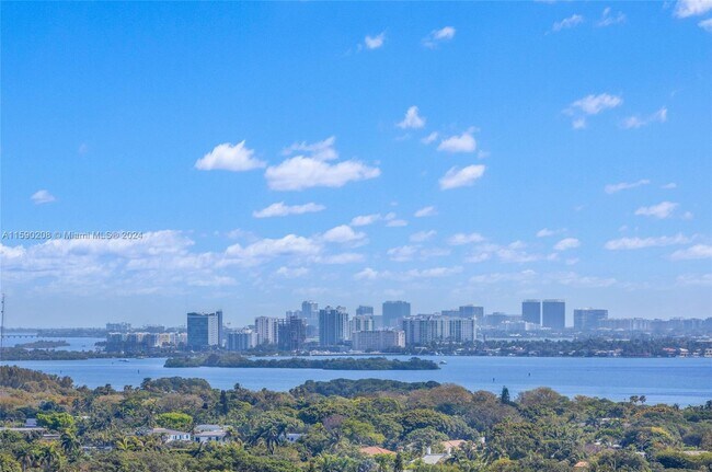 Foto del edificio - 121 NE 34th St