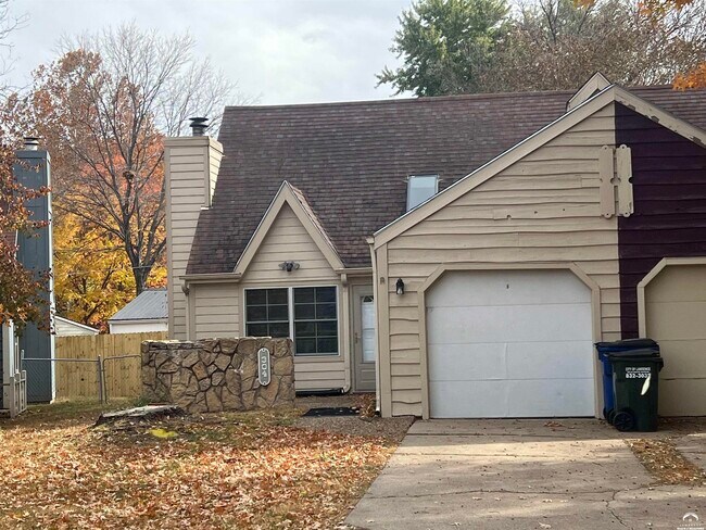 Foto del edificio - 304 Birch Ln