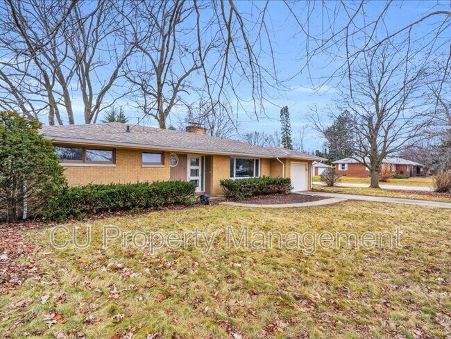 Building Photo - 905 Broadmoor Dr
