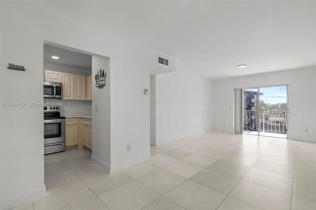 Foto del edificio - 6820 W Flagler St
