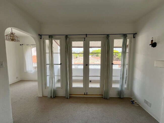 Puertas y ventanas de balcones - 1617 California Ave