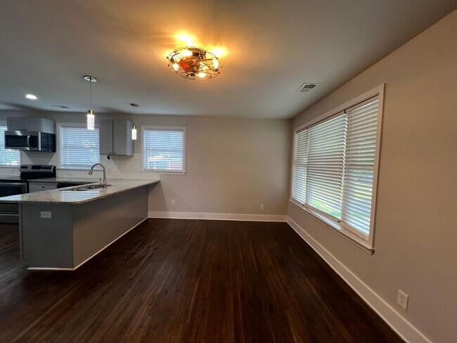 Foto del edificio - Renovated Brick Ranch in NW Charlotte