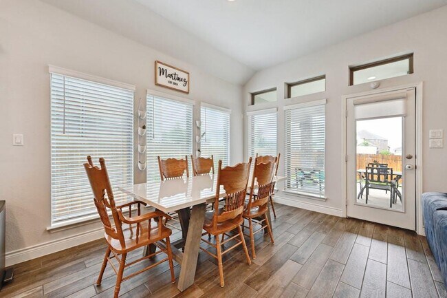 Foto del edificio - 132 Cyrus Milton Dr