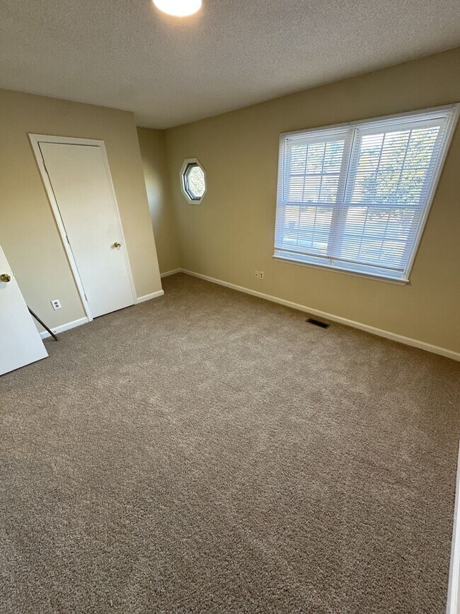 Building Photo - 2 Bedroom 1.5 Bathroom Townhome!